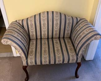 Nice, oversized bench for your entranceway, or any other room in your home.  Perfect for catching keys or taking your shoes on and off