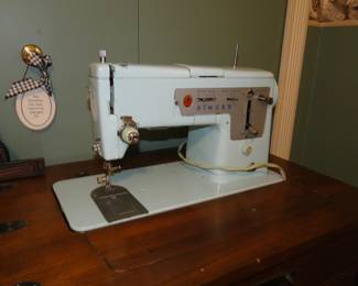Singer sewing machine, with cabinet