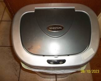 Trash can with sensor for 'no touch'