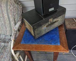 Be very retro table w blue center 