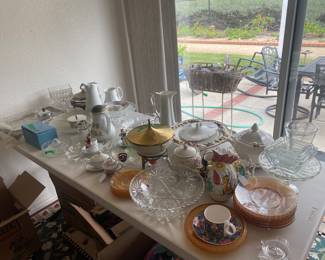 Miscellaneous glass/porcelain serving pieces