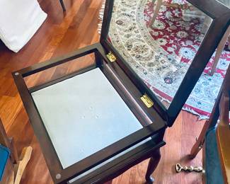 Display cabinet with glass top lid