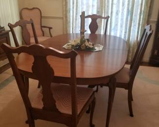 Elegant Q-Anne dining table with 2 leaves and table pad & chairs