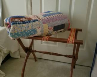 Quilt & luggage stand