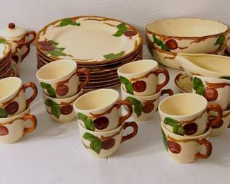 Vintage Franciscan Apple Pattern Earthware
Hand painted- 77 piece
12 cups & saucer- 7 plates- 9 salad plates- 9 bread plates- 9 soup bowls- 7 dessert plates-2 serving plates-2 serving bowls-2 split serving bowls- 1 relish dish- 1 gravy bowl- cream & sugar, salt & pepper shakers
