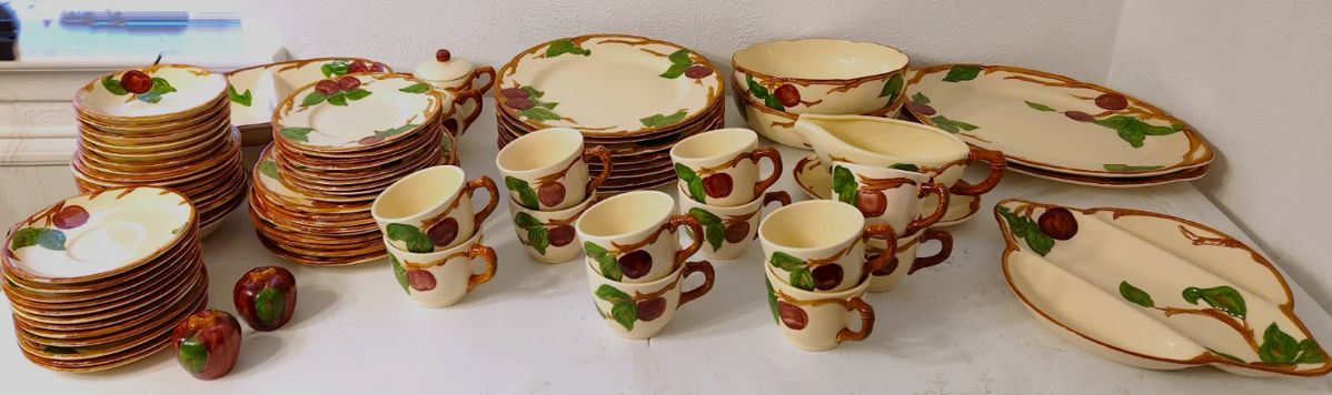 Vintage Franciscan Apple Pattern Earthware
Hand painted- 77 piece
12 cups & saucer- 7 plates- 9 salad plates- 9 bread plates- 9 soup bowls- 7 dessert plates-2 serving plates-2 serving bowls-2 split serving bowls- 1 relish dish- 1 gravy bowl- cream & sugar, salt & pepper shakers
