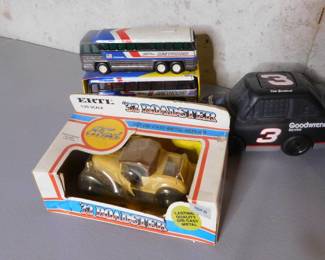 Ertl 1/25 '32 Roadster & Vintage (2) Greyhound Buses