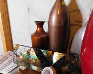 Vase & Metal Wall Décor