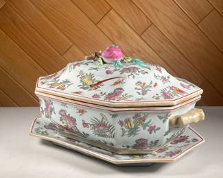 CHINESE FAMILLE ROSE TUREEN & UNDERPLATE | Decorated with colorful birds amongst flowers with a peach finial/ handle on top. - l. 16.5 x w. 10.5 x h. 8.5 in