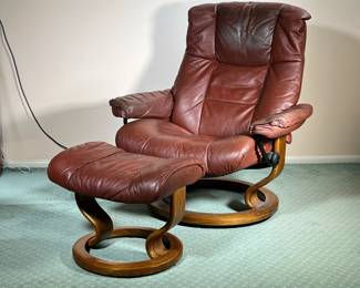 EKORNES LEATHER RECLINER | Brown leather recliner by ekornes in Norway. - l. 36 x w. 32 x h. 38 in