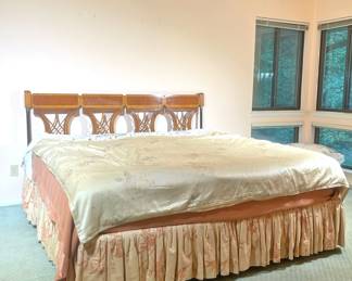 NEOCLASSICAL STYLE KING-SIZED HEADBOARD | Bethlehem Furniture (American Made, 20th Century)
Beautiful wood carved headboard for king-sized bed. - l. 78 x h. 44.5 in