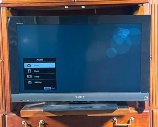 31” SONY BRAVIA TV | Small Sony self standing tv. - l. 31.5 x h. 20.5 in