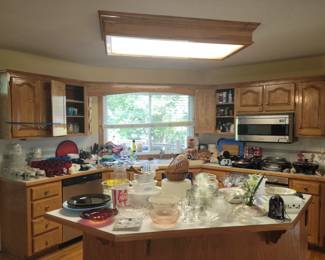 Full kitchen - much vintage