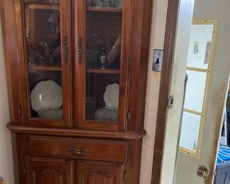 Corner cabinet