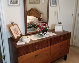 Bassett furniture - dresser with mirror