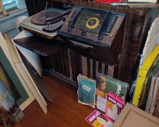 Fold out Record Player and Radio