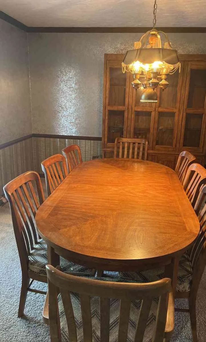  03 Dining Table With Tons Of Seating
