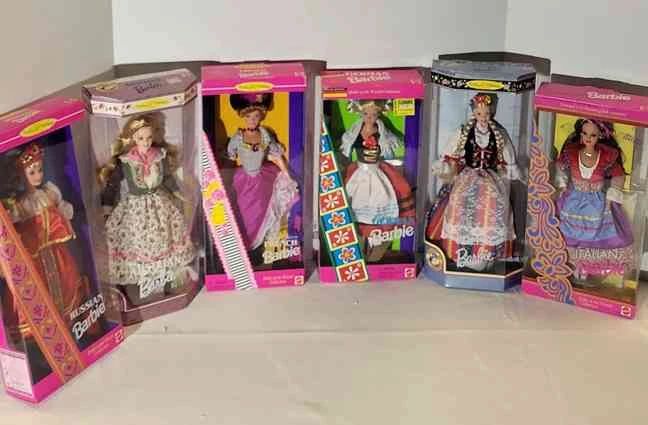 001 Around the World Barbies Lot 2