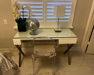 desk white and chair