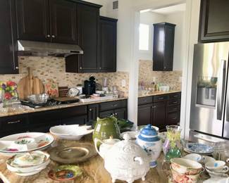 (Note: Large soup terrine is not in sale)