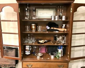 Super display/storage cabinet with 2 doors and 2 drawers
