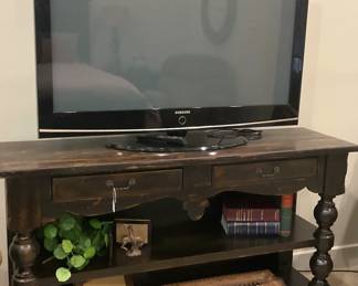 Large  Samsung TV and TV stand/ sofa table