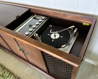 Magnavox Astro - Sonic Stereo Cabinet/Console