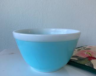 PYREX 1-1/2 Pint Light Blue American Design Mixing Bowl