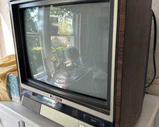 1985 Toshiba TV -  CX2035