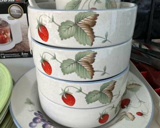 Savoir Vivre Luscious - 4 Stacking Bowls, Salad Bowl & Pitcher