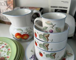 Savoir Vivre Luscious - 4 Stacking Bowls, Salad Bowl & Pitcher