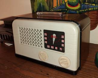 Vintage Delco wood & Bakelite radio. Working 