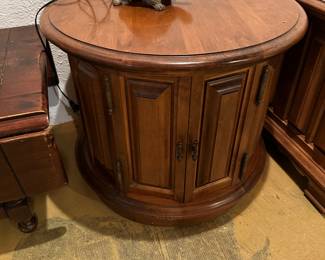 Round side table (1)