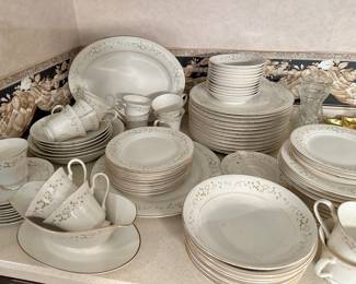 International China set gold rim, floral motif