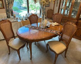 Oval Thomasville dining table and chairs with (6) chairs and 2 leaves
