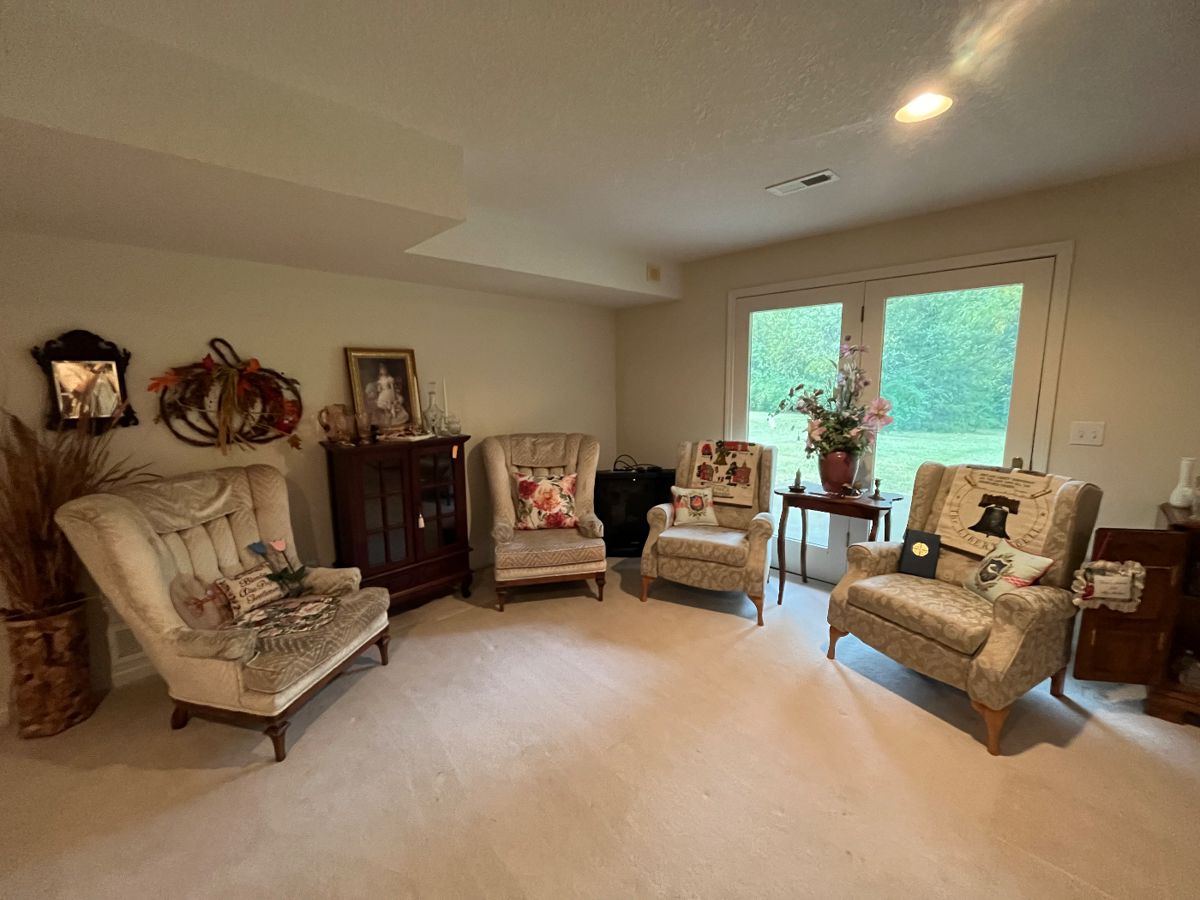 Stylish Selection Estate Sale in Topeka, KS starts on 9/15/2023