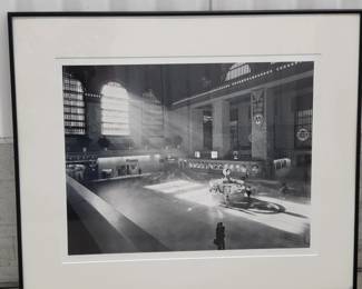 Michael Slade B/W Photography - Kiss at Grand Central Station