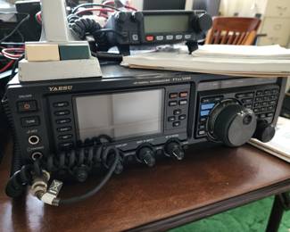 Yaesu radio Transceiver (ham radio base station)