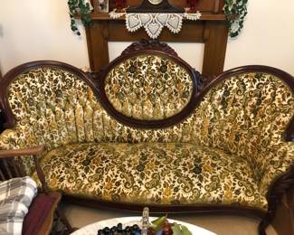 $695 Victorian Settee with 2 Victorian Gold Chairs.  Beautiful Condition!