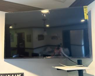 Samsung 43 inch QLED HD Smart Tv with wall bracket