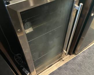 Magic Chef 18” 2.7 cu Muni Fridge wo Glads Door