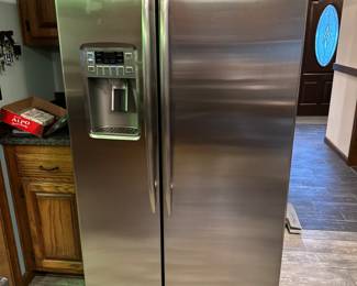 GE Profile Energy Star 25.9 CF Side By Side With Dispenser