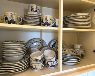 CAG4 CANTAGALLI pottery dinnerware made in Italy.
64 pieces.
