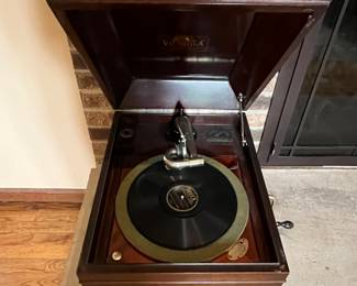 VICTROLA RECORD PLAYER