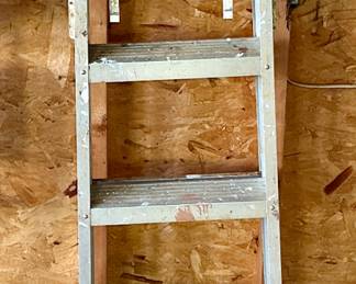 Aluminum Ladder - 5'