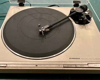 Pioneer Quartz-PLL Full-Automatic PL-7 Record Player