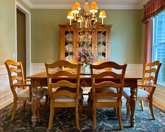 Broyhill Furniture Dining Table with 6 Chairs