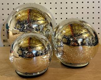 Lighted Holiday Balls