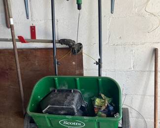 Scotts Turf Builder Classic Drop Spreader