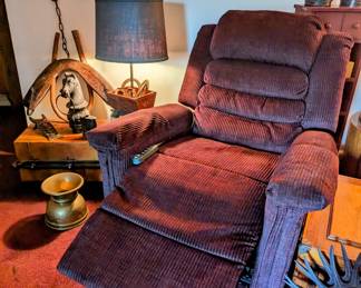 Catnapper lift chair with heat and massage features.
*Like new